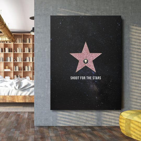 Motivační obraz - Shoot for the Stars na velké stěně.