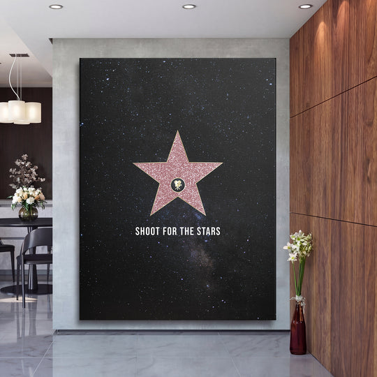 Motivační obraz - Shoot for the Stars na velké stěně, druhý pohled.