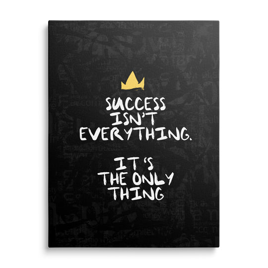 Bílý štětcový nápis Success Isn't Everything It's the Only Thing pod malou zlatou korunkou na černém graffiti podkladu.