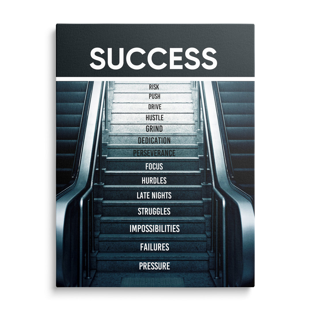 Prázdné pohyblivé schody vedle klasického schodiště v modrém tónování, velký nápis Success a bílé texty na stupních.
