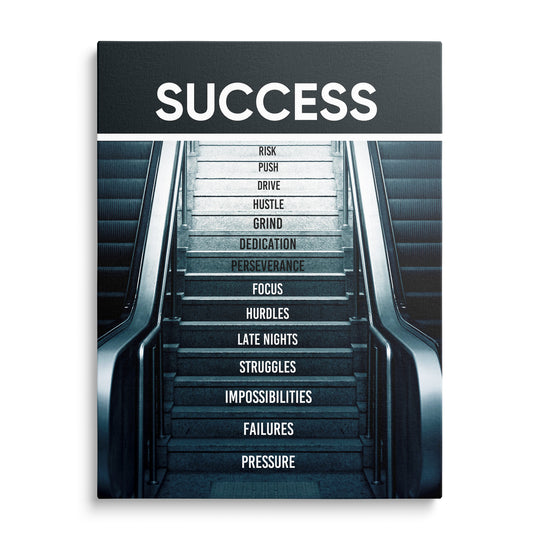 Prázdné pohyblivé schody vedle klasického schodiště v modrém tónování, velký nápis Success a bílé texty na stupních.