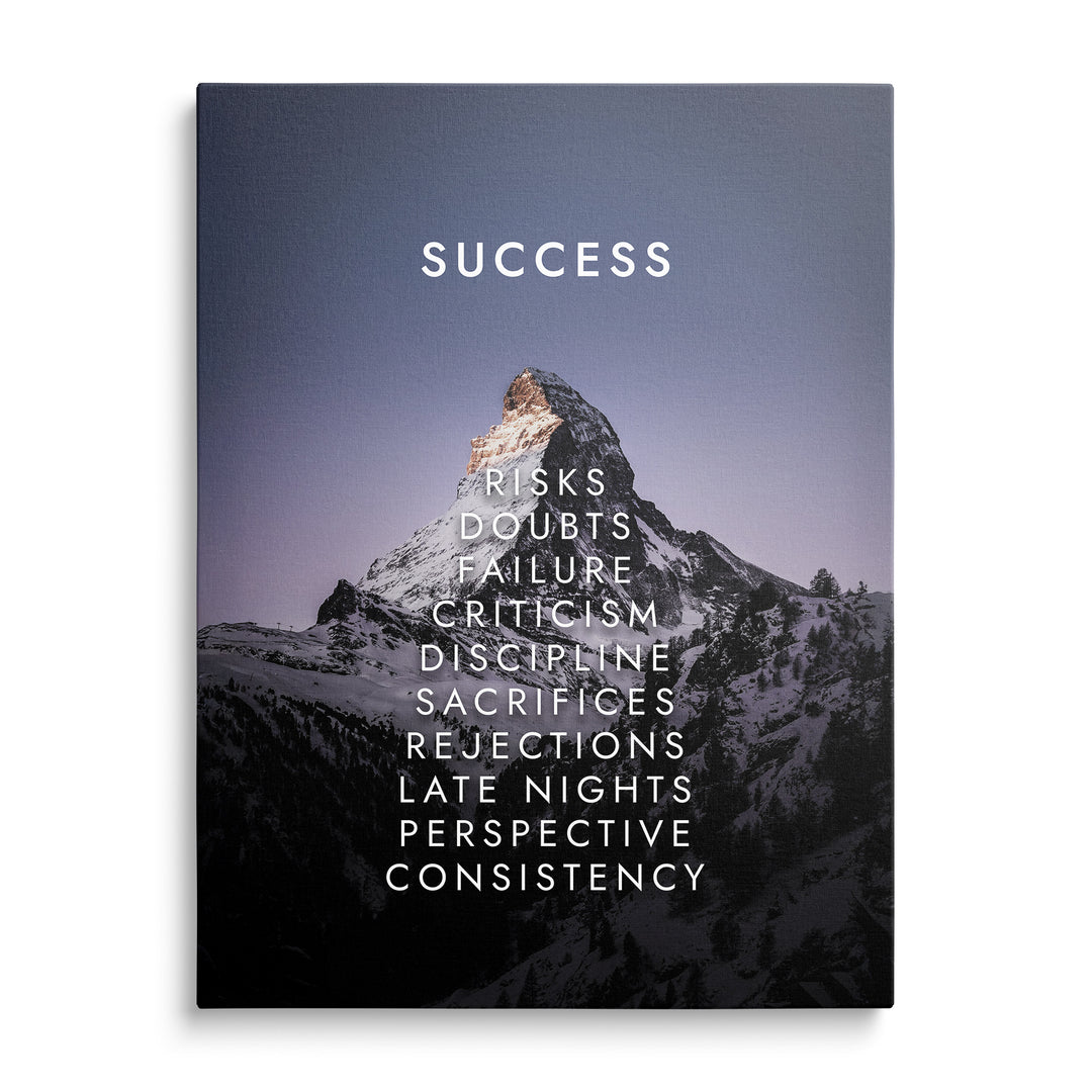 Zasněžený Matterhorn v purpurovošedém soumraku, bílý nápis Success a svislý seznam slov přes horský štít.