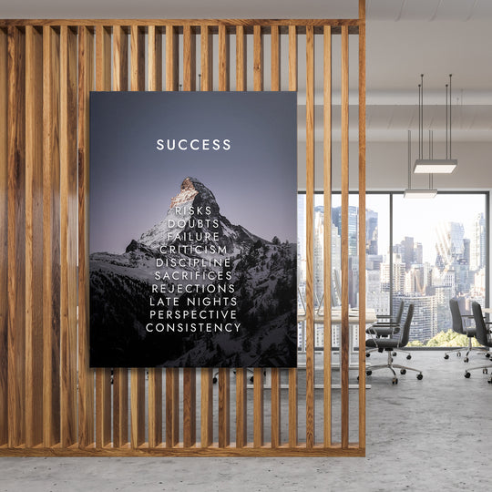 Motivační obraz Success - Matterhorn na dřevěné stěně.