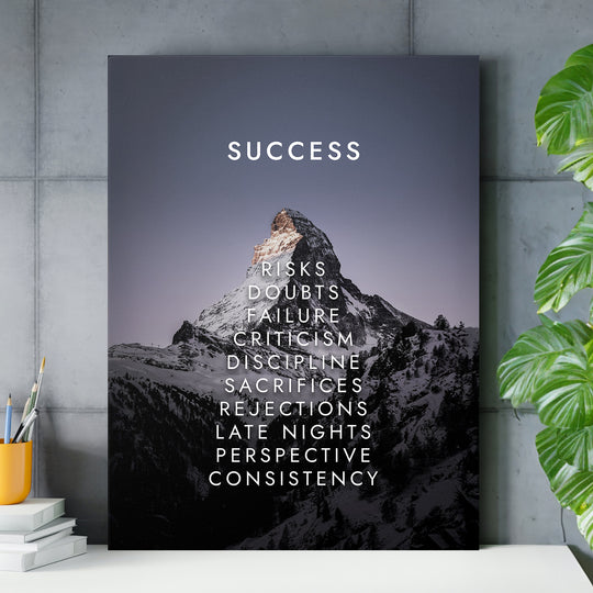 Motivační obraz Success - Matterhorn nad pracovním stolem.