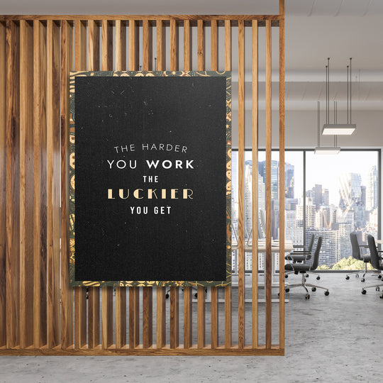 Motivační obraz - The Harder You Work na dřevěné stěně.