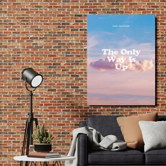 Motivační obraz - The Only Way Is Up na cihlové zdi.