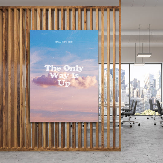 Motivační obraz - The Only Way Is Up na dřevěné stěně.