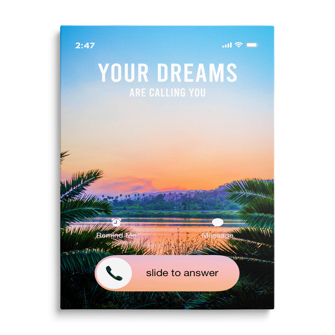 Jezero, palmy a kopce při růžovooranžovém západu slunce ve stylu telefonní obrazovky s textem Your Dreams Are Calling You.