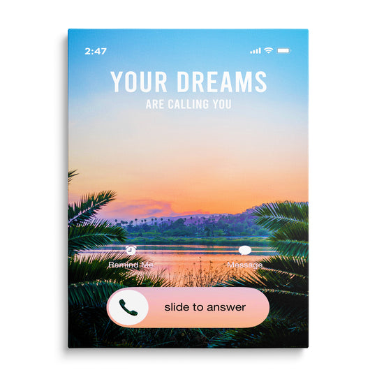 Jezero, palmy a kopce při růžovooranžovém západu slunce ve stylu telefonní obrazovky s textem Your Dreams Are Calling You.