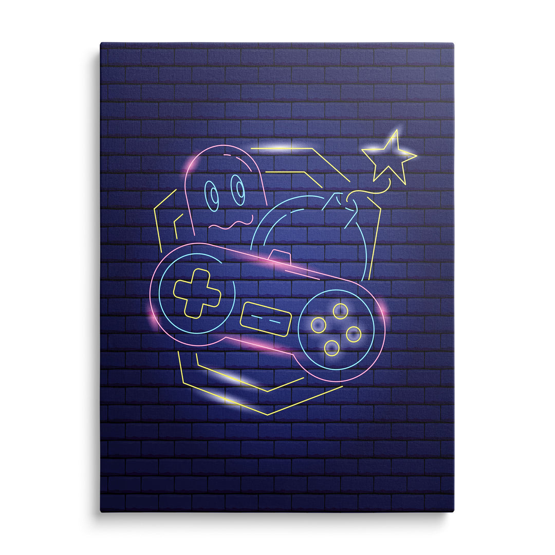 Neonový obrys ducha, šikmo nakloněný gamepad a žlutá hvězda s kometou na tmavě modré cihlové zdi.