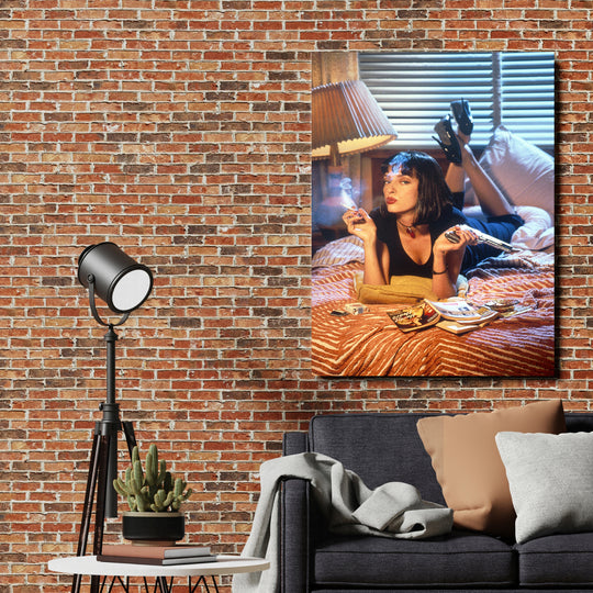 Obraz Pulp Fiction - Mia Wallace na cihlové zdi.