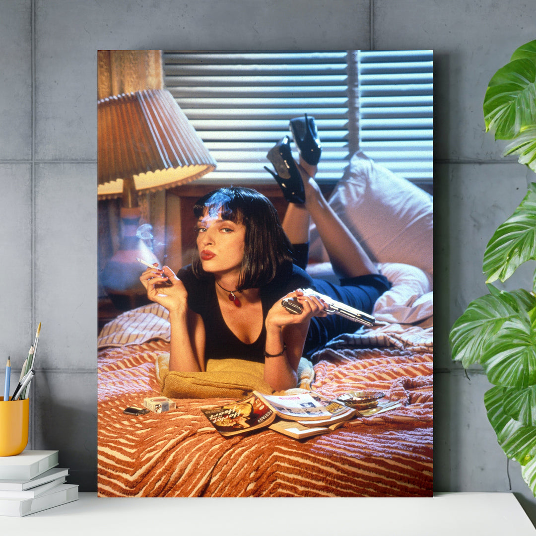 Obraz Pulp Fiction - Mia Wallace nad pracovním stolem.