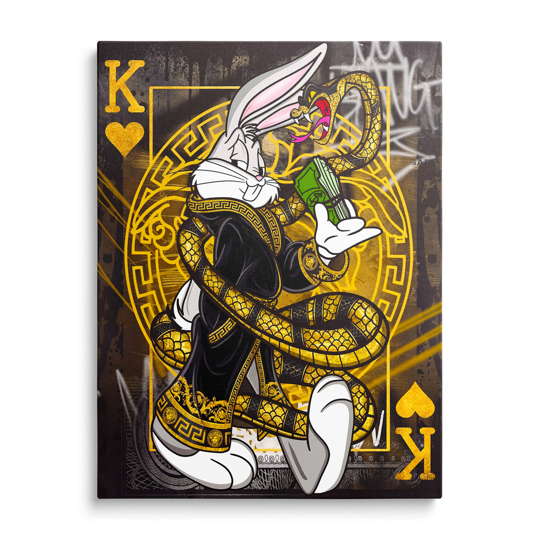 Bugs Bunny s kravatou, bankovkami a zlatým hadem na černozlatém graffiti pozadí s označením srdcového krále.