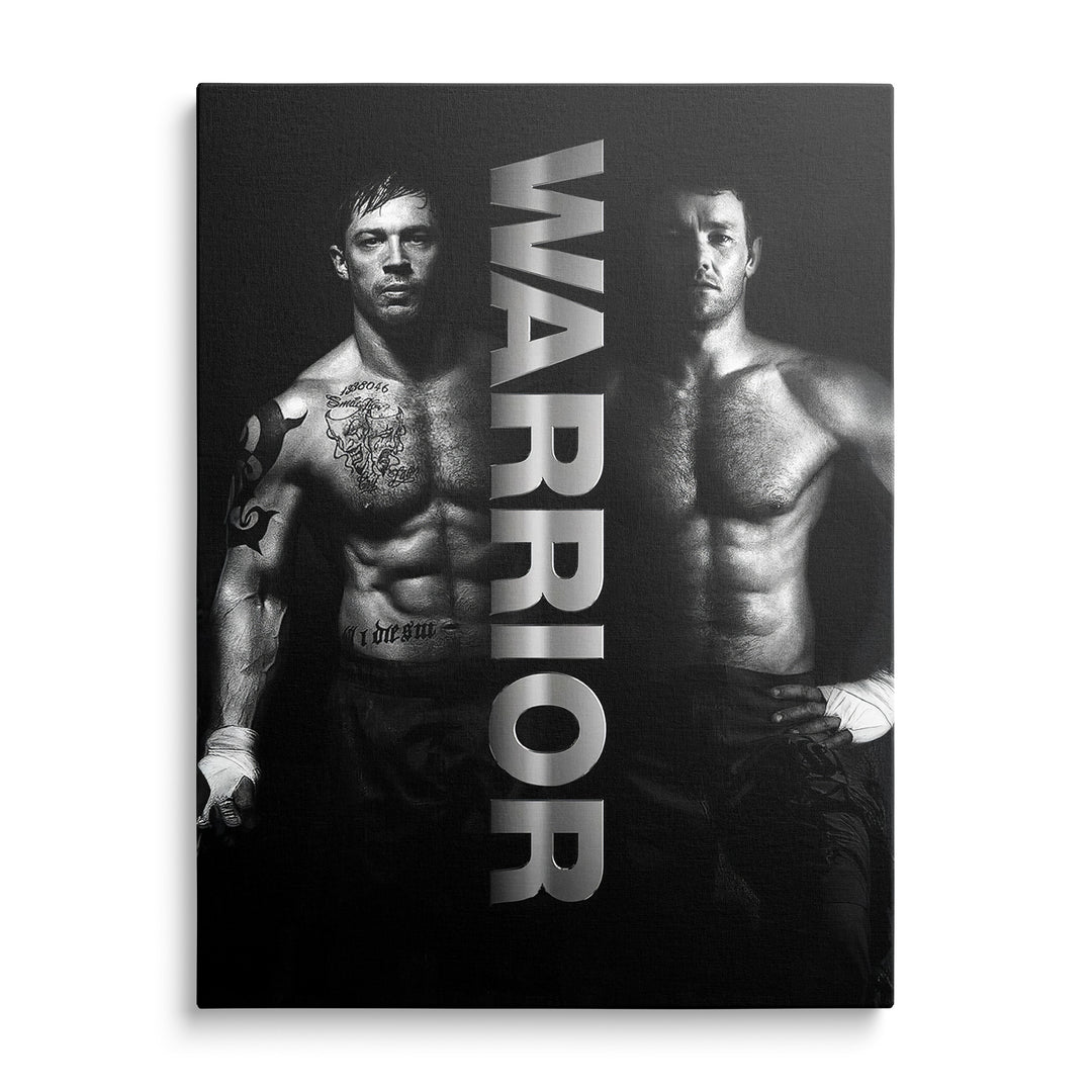 Dva tetovaní bojovníci s ovázanými pěstmi po stranách svislého stříbrného nápisu Warrior na černobílém pozadí.