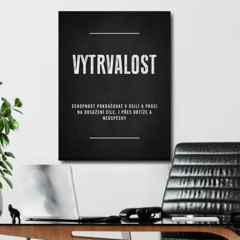 Motivační obraz na zeď do pracovny s černobílým citátem VYTRVALOST, laptopem a pokojovou rostlinou