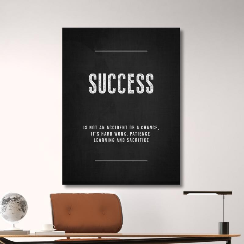 Motivační obraz na zeď s bílým nápisem SUCCESS na černém pozadí v moderní pracovně s lampou a glóbem