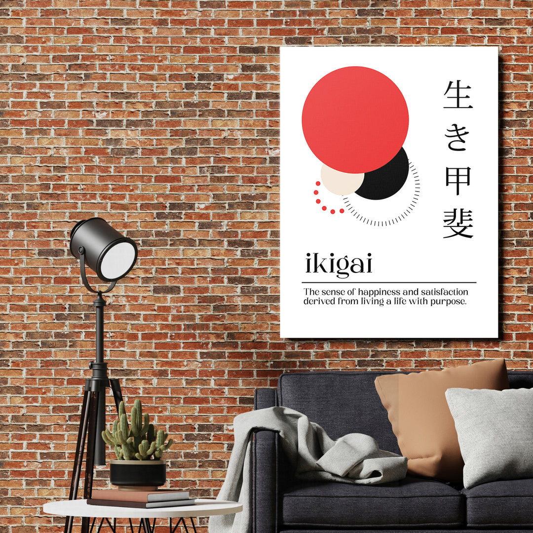 Motivační obraz na zeď s japonským citátem ikigai v minimalistickém obývacím pokoji s cihlovou zdí