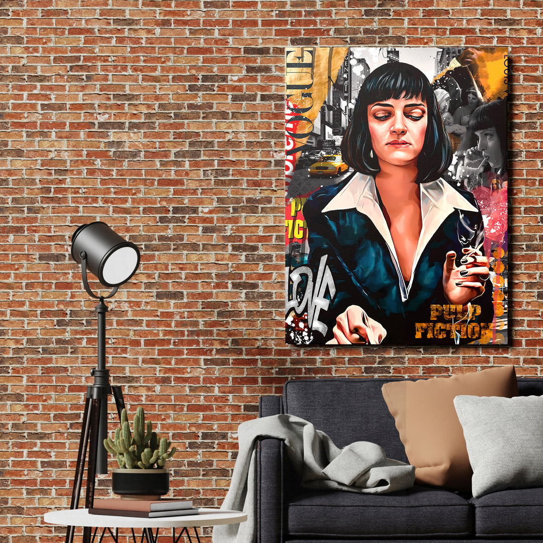 Pop art obraz filmové hrdinky v obýváku, obraz na plátně na cihlové stěně vedle stojací lampy