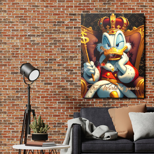 Luxusní pop art obraz na plátně se Scroogem McDuckem v královské koruně v obývacím pokoji plném peněz