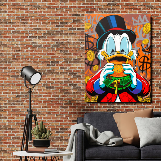 Motivační pop art obraz na zeď s kačerem ve street art stylu, jak jí burger plný bankovek a mincí