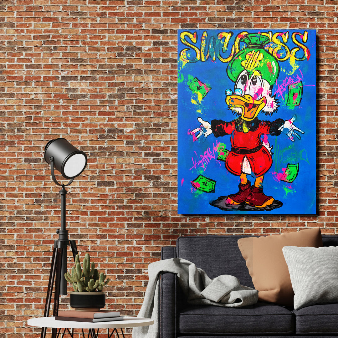 Motivační obraz na plátně s pop art kačerem a padajícími bankovkami na cihlové zdi v obýváku