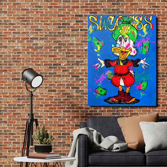 Motivační obraz na plátně s pop art kačerem a padajícími bankovkami na cihlové zdi v obýváku
