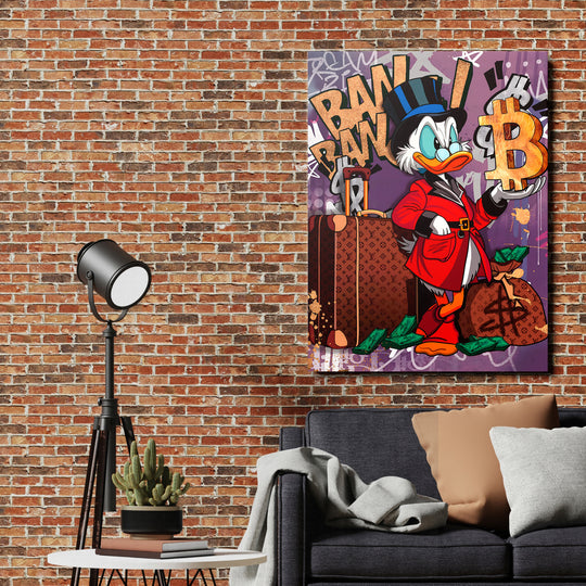 Pop art obraz do obýváku s kačerem držícím bitcoin, motivem peněz, kufru a graffiti pozadím