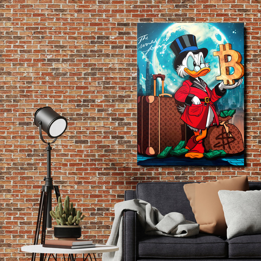 Pop art obraz Kačer Skrblík s bitcoinem a pytlem dolarů jako motivační obraz do moderního obývacího pokoje