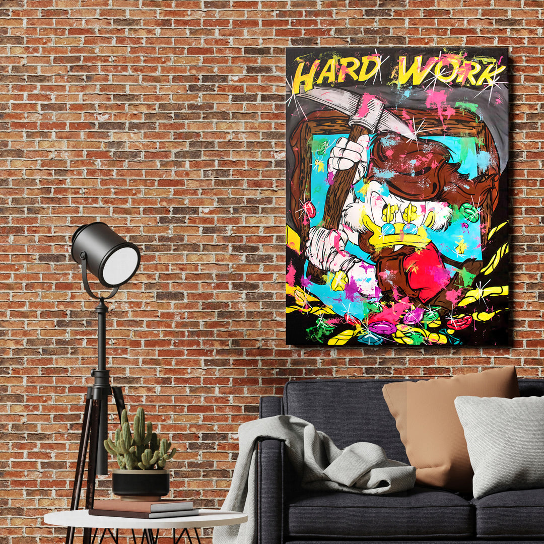 Pop art obraz na zeď do obýváku s kačerem s krumpáčem a nápisem HARD WORK ve street art stylu