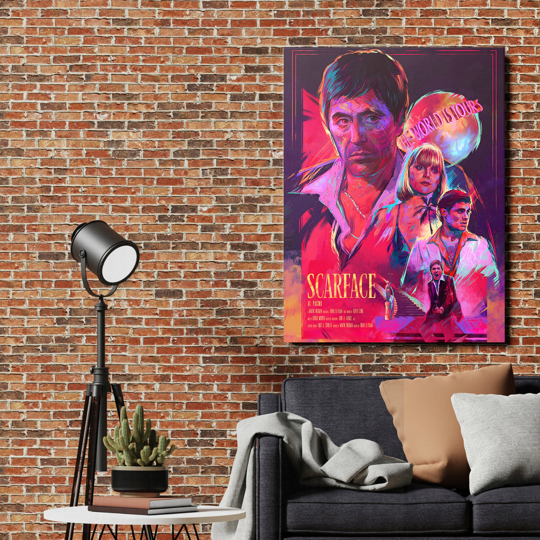 Pop art obraz Scarface jako motivační obraz nad tmavou pohovkou na cihlové zdi v industriálním obýváku