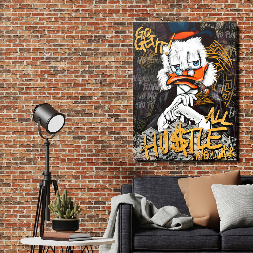 Motivační pop art obraz na zeď s kačerem držícím bankovky a doutník v industriálním obýváku lifestyle