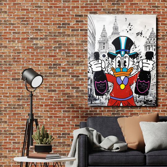 Pop art obraz na plátně s Kachnou Skrblíkem a šampaňským, zavěšený na cihlové zdi v obývacím pokoji