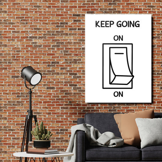 Motivační obraz na zeď v obývacím pokoji s cihlovou stěnou, nápisem Keep Going On a minimalistickým kalendářem