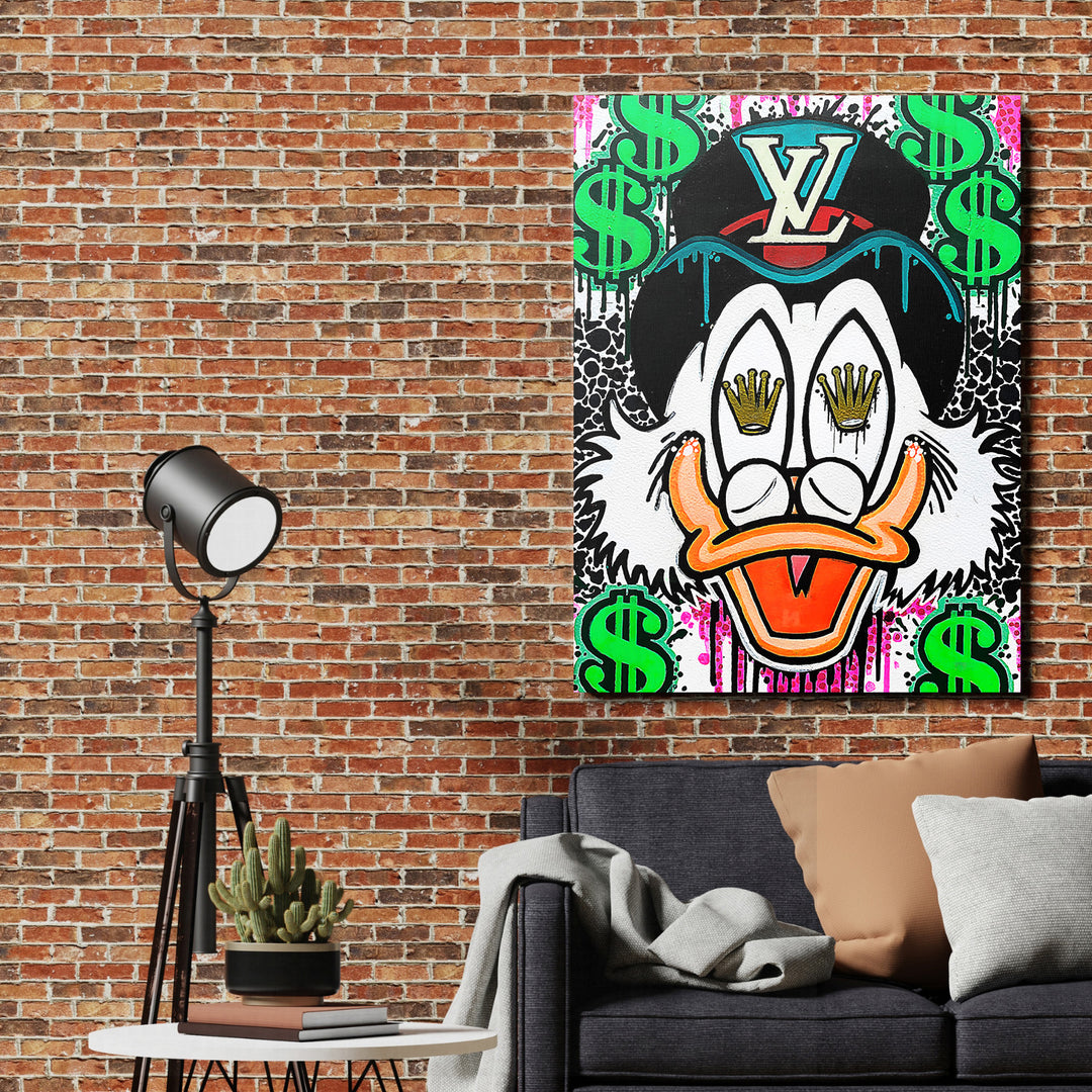 Pop art obraz na plátně s motivační kachnou a zelenými dolary na cihlové zdi nad moderní pohovkou