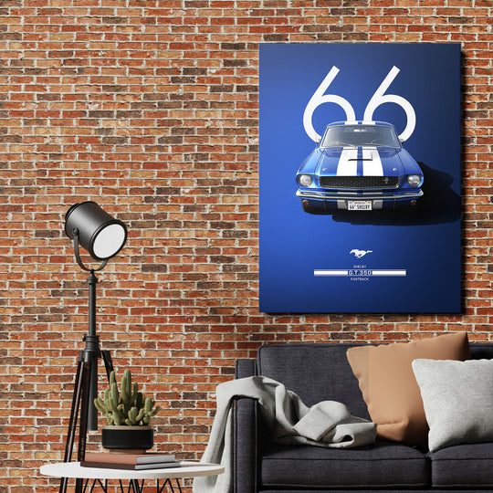 Motivační obraz na zeď s modrým Shelby ’66 fastback před cihlovou zdí v obývacím pokoji