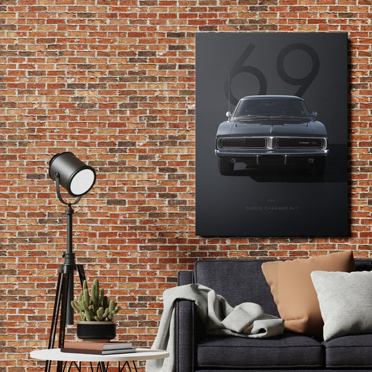 Motivační obraz na plátně s tmavým Dodge Chargerem R/T a číslem 69 zavěšený nad pohovkou na cihlové zdi