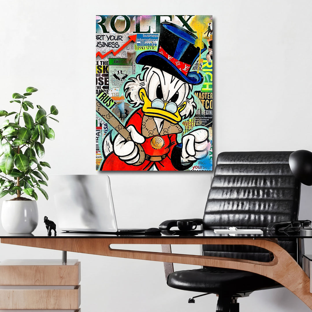 Motivační obraz na plátně s pop art Kačerem Skrblíkem v kanceláři, vedle luxusní hodinky, graf tržeb a hotovost