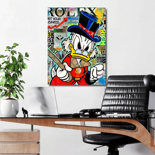 Motivační obraz na plátně s pop art Kačerem Skrblíkem v kanceláři, vedle luxusní hodinky, graf tržeb a hotovost