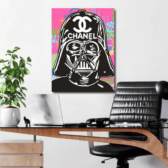 Pop art obraz na plátně: černobílý Darth Vader s logem Chanel na růžovo‑zeleném graffiti pozadí v kanceláři