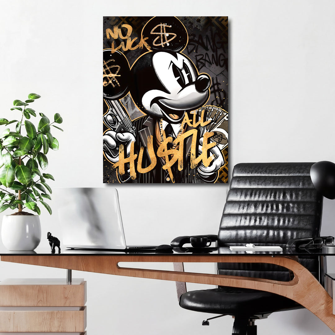 Pop art obraz na plátně v kanceláři s myší postavou, graffiti motivem peněz a pistolí, urban lifestyle scéně