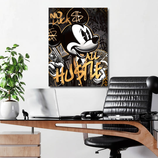 Pop art obraz na plátně v kanceláři s myší postavou, graffiti motivem peněz a pistolí, urban lifestyle scéně