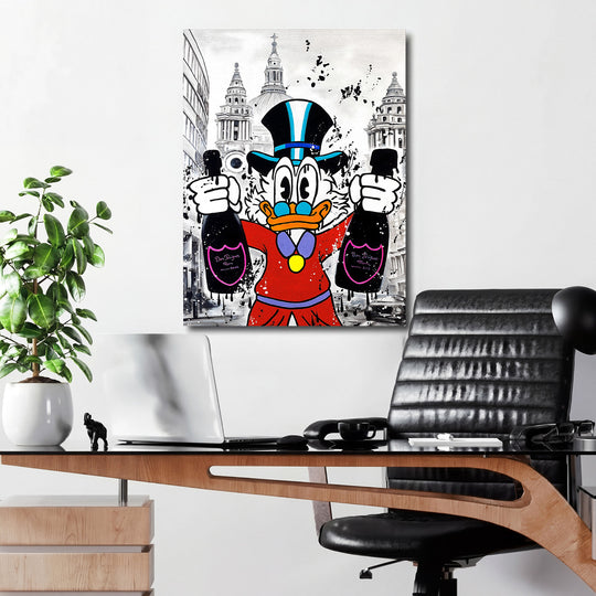 Motivační pop art obraz na zeď Kačer Skrblík s luxusními lahvemi šampaňského v kanceláři