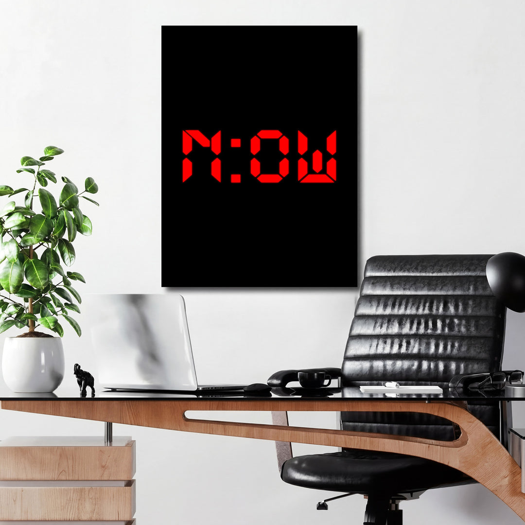 Motivační obraz na zeď s minimalistickým nápisem NOW nad pracovním stolem v moderním interiéru