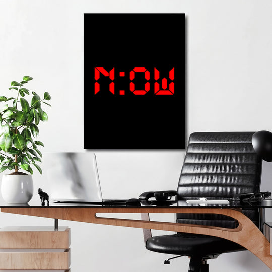 Motivační obraz na zeď s minimalistickým nápisem NOW nad pracovním stolem v moderním interiéru