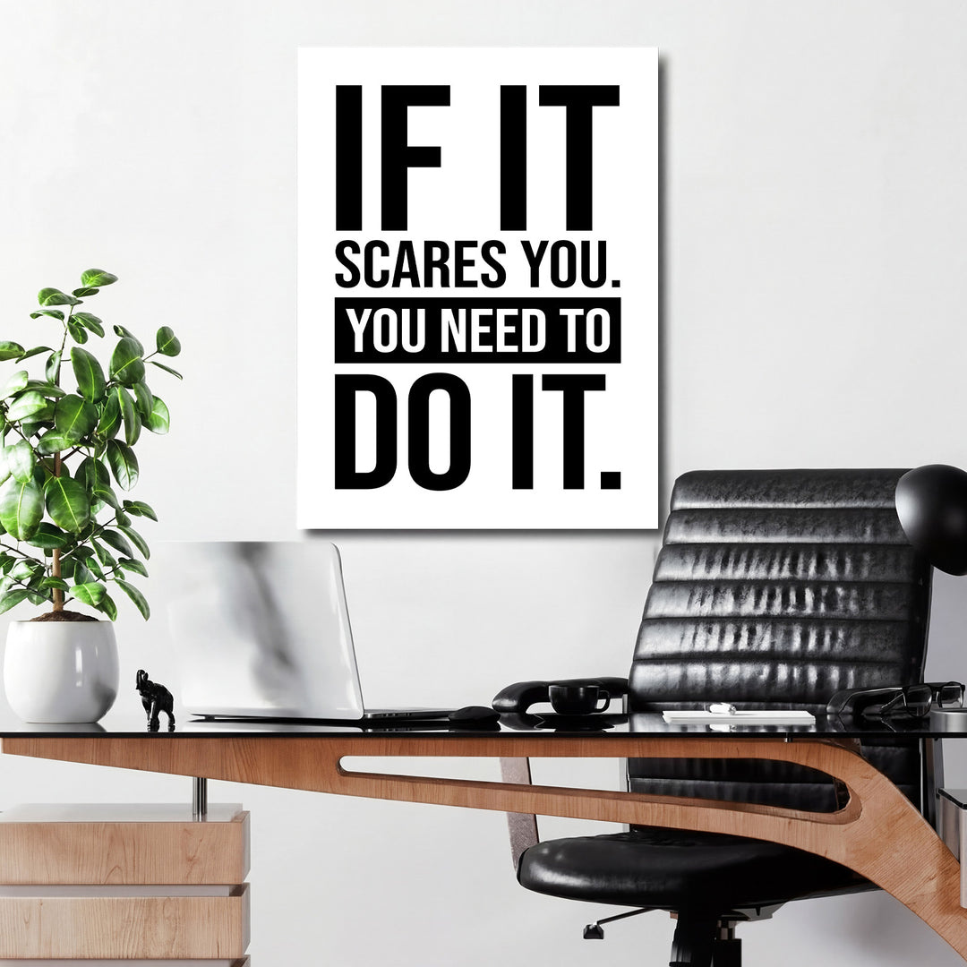 Černobílý motivační obraz na zeď do kanceláře s minimalistickým nápisem „If it scares you, you need to do it“