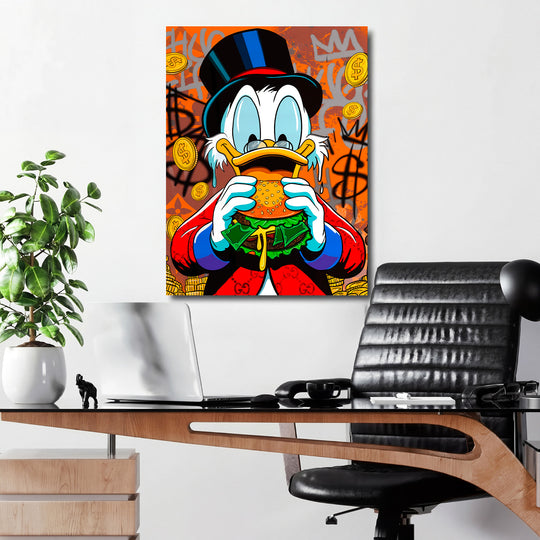 Motivační pop art obraz na plátně s Kačerem Skrblíkem, který jí burger plný bankovek před graffiti v kanceláři