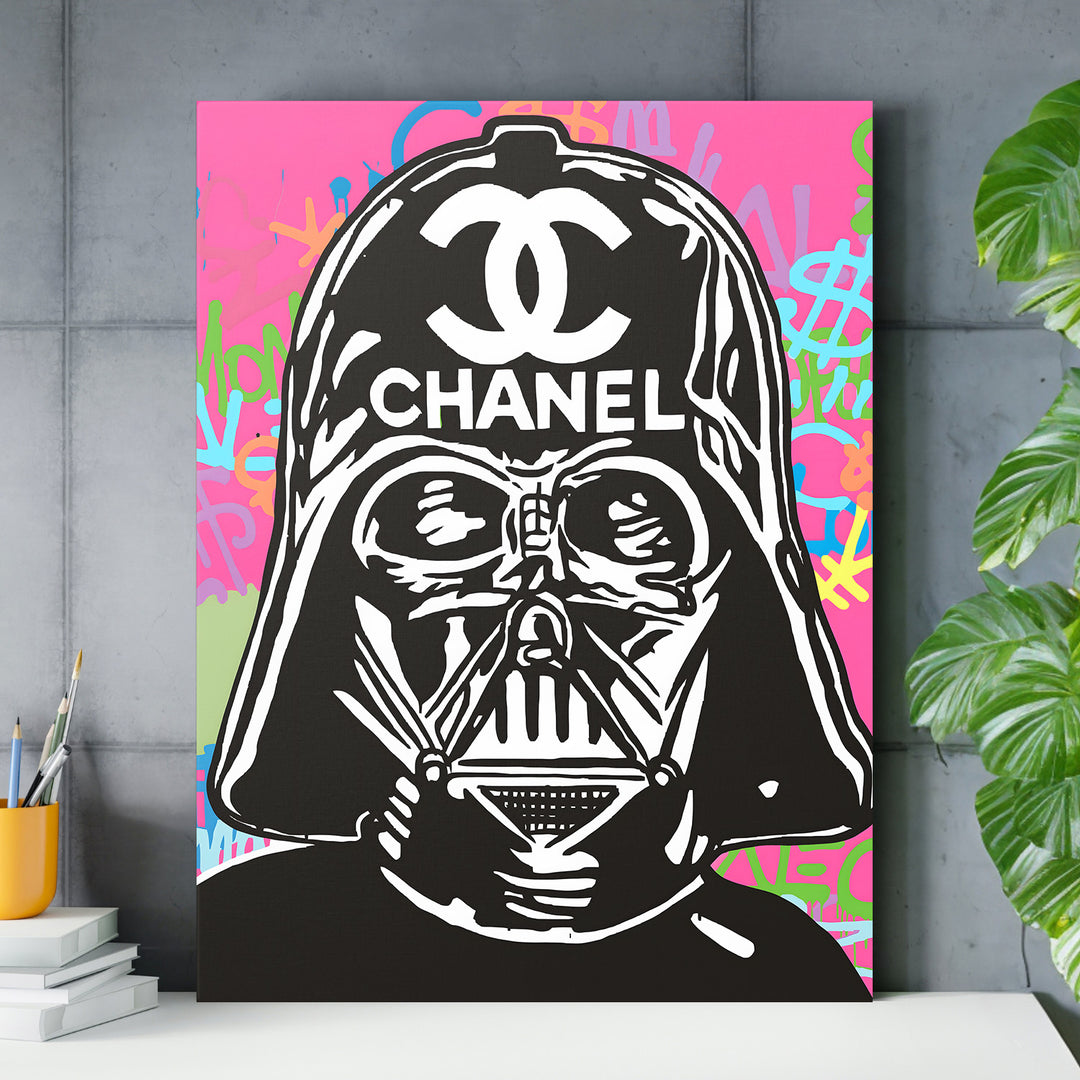 Motivační obraz na zeď s pop art helmou Darth Vadera a logem Chanel na růžovo‑zeleném graffiti backgroundu