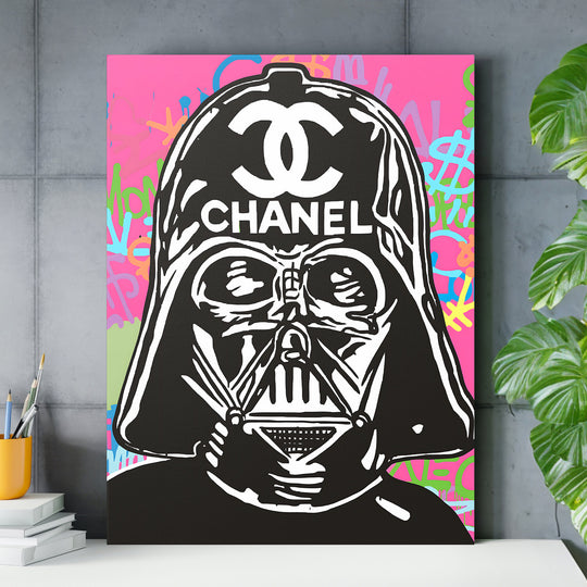 Motivační obraz na zeď s pop art helmou Darth Vadera a logem Chanel na růžovo‑zeleném graffiti backgroundu