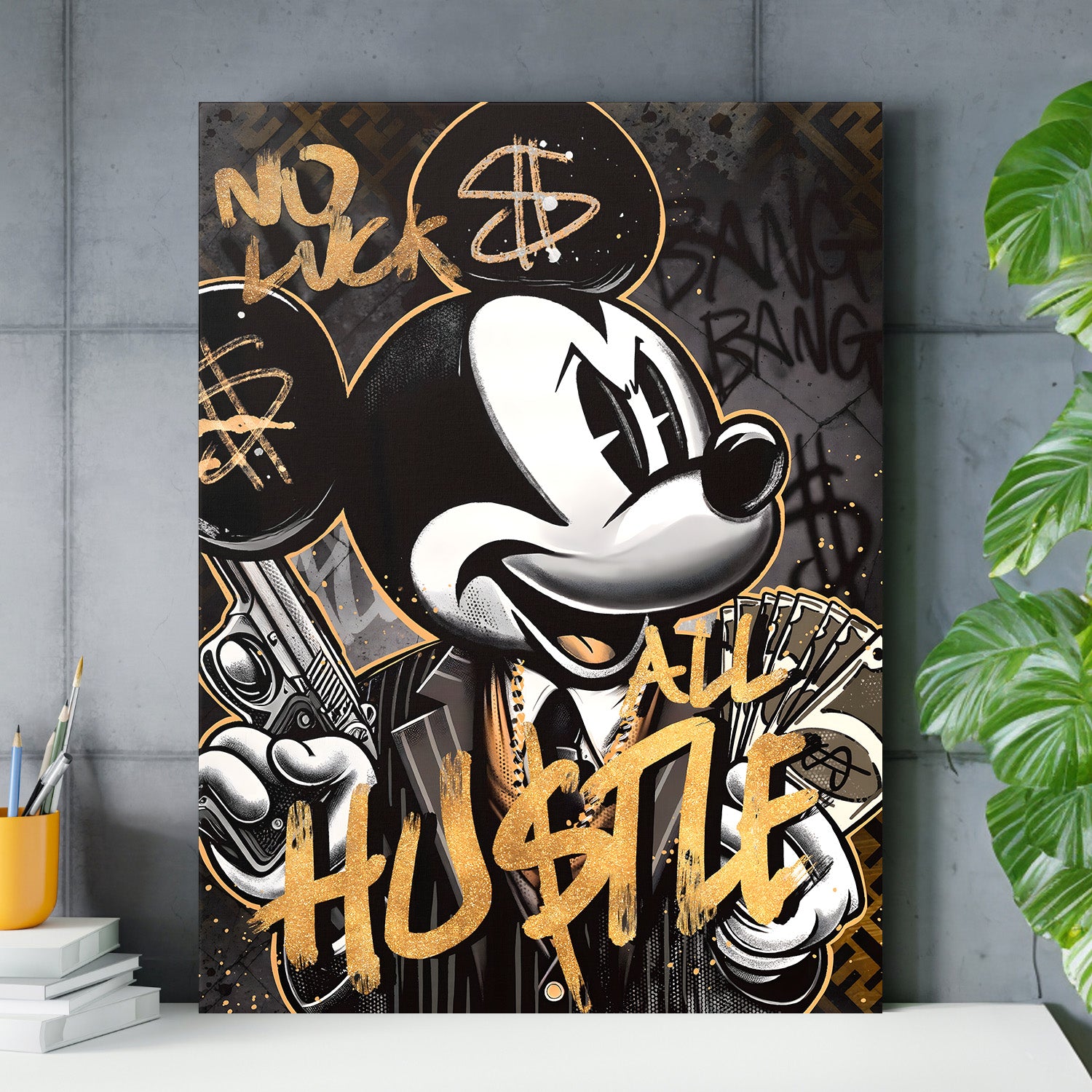 Motivační pop art obraz na zeď s Mickey Mouse s pistolí, graffiti pozadím a zlatým nápisem HUSTLE v pracovně