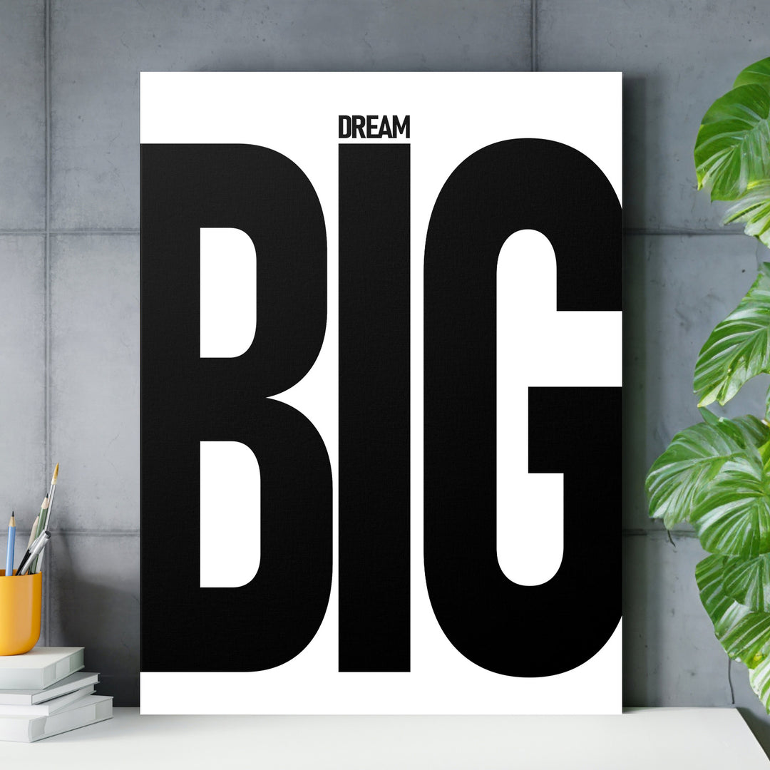 Motivační obraz na plátně s nápisem DREAM BIG v černobílé, minimalistická home office s betonovou zdí a rostlinou